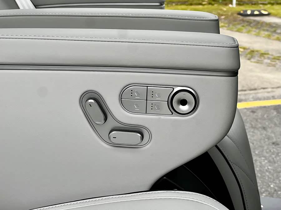 Xpeng X9 2024 immagine di auto #17