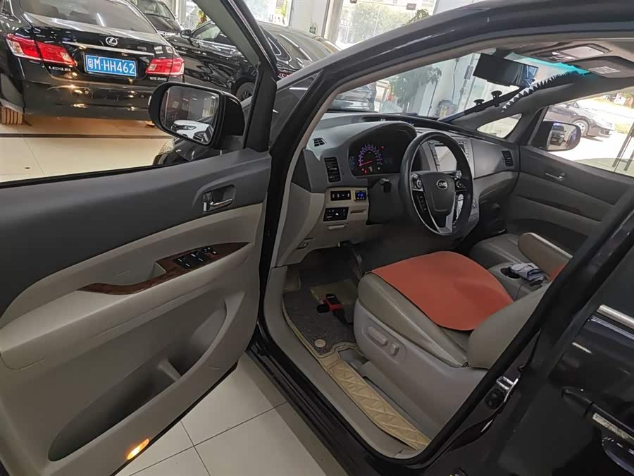 BYD M6 2015 car image #17