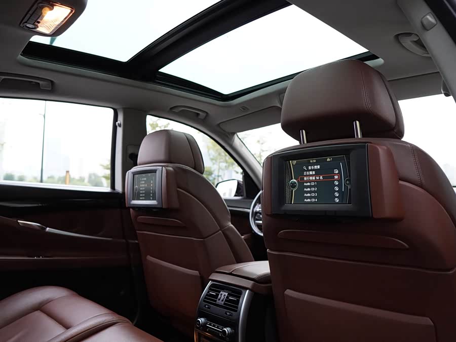 BMW 5 Series GT 2010 immagine di auto #17