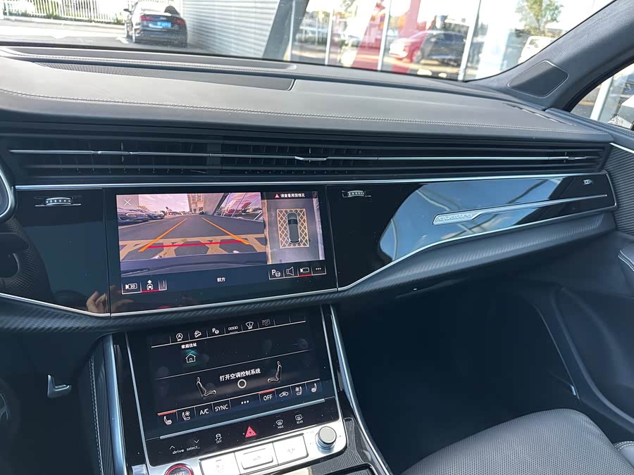 Audi SQ7 2024 car image #17