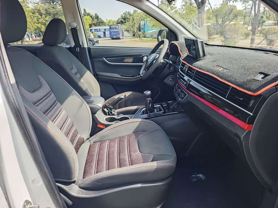 Forthing SX6 2019 صورة سيارة #17