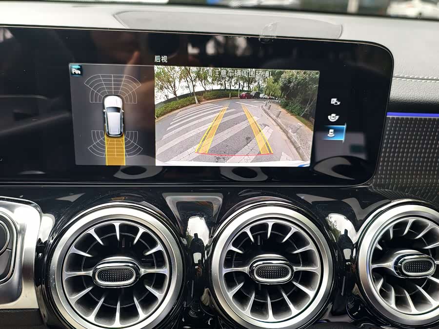 Mercedes-Benz GLB Class 2023 car image #17