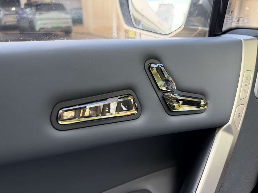 BMW iX M60 2022 car image #17