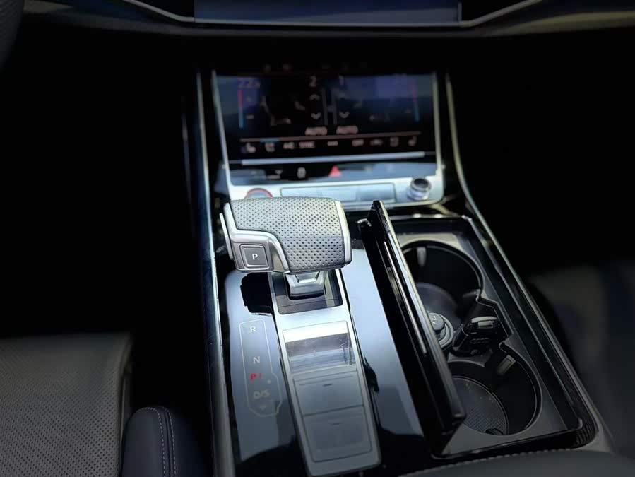 Audi SQ7 2024 car image #17