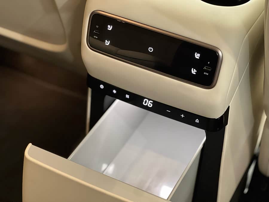 Li i8 2025 image de voiture #17