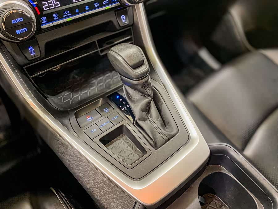Toyota RAV4 2021 car image #17