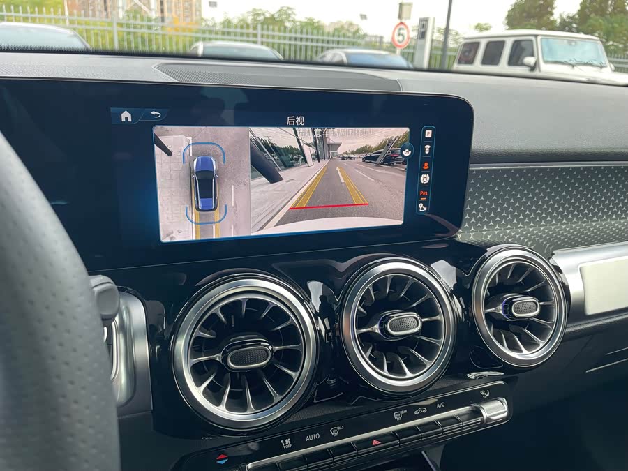 Mercedes-Benz GLB AMG 2025 imagen de coche #17