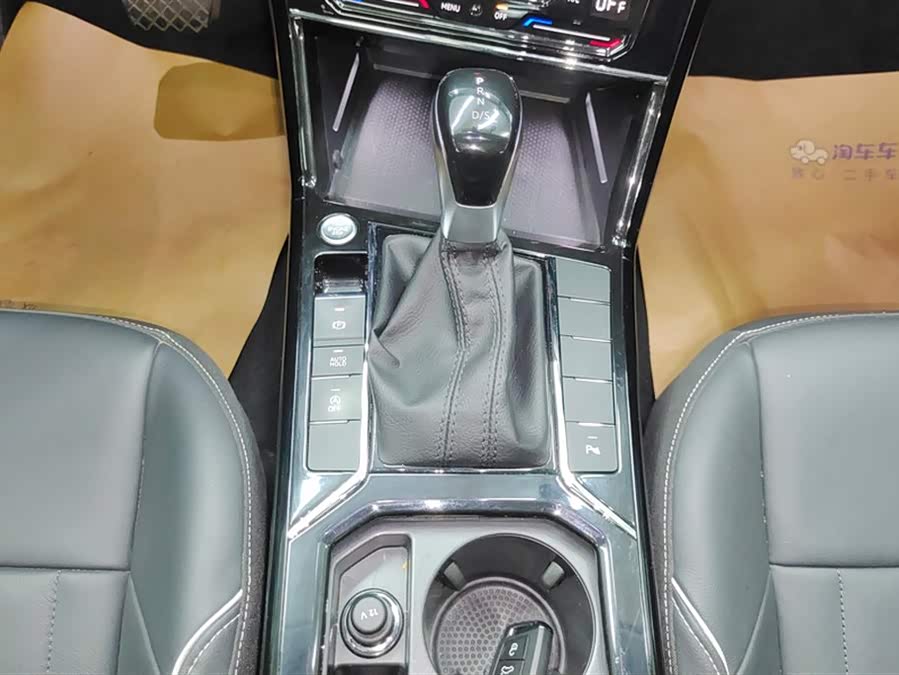 Volkswagen Passat 2023 car image #17