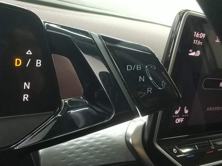 Volkswagen ID.6 X 2022 car image #17