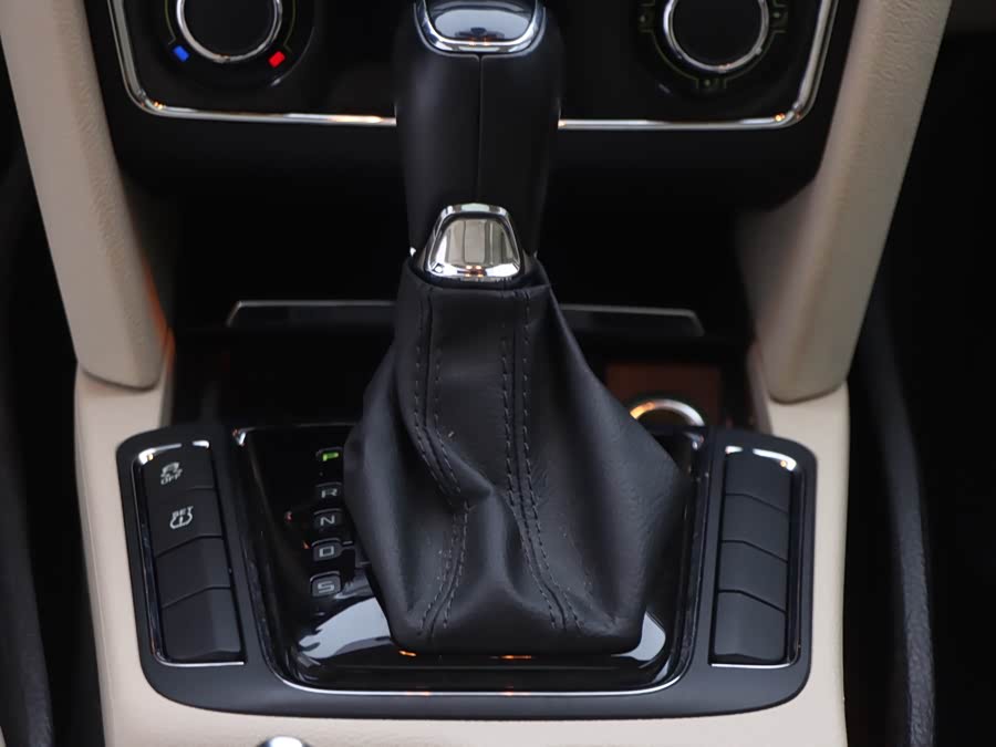 Skoda Superb 2015 car image #17