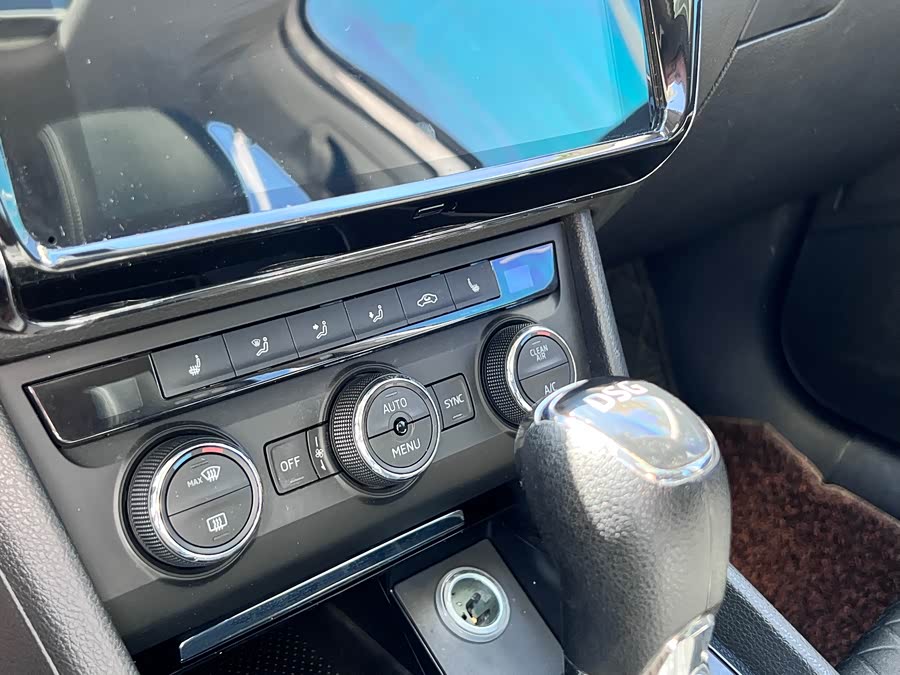 Skoda Superb 2019 car image #17