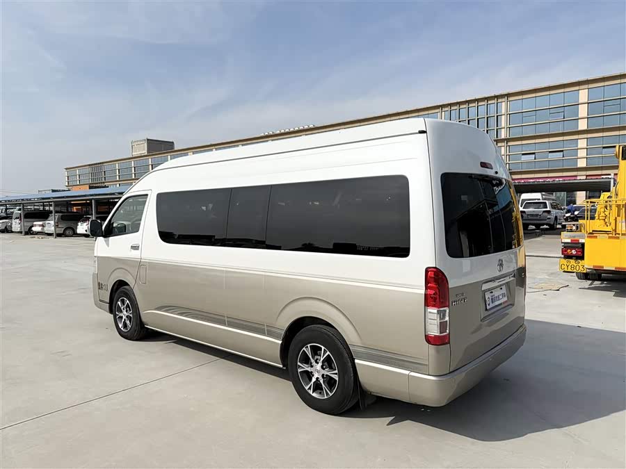 Toyota Hiace 2016 car image #17