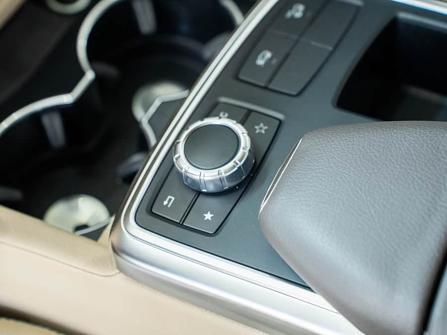 Mercedes-Benz M Class 2014 car image #17