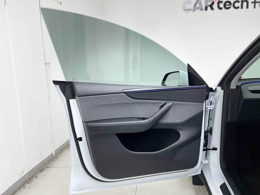 Tesla Model Y 2025 car image #17