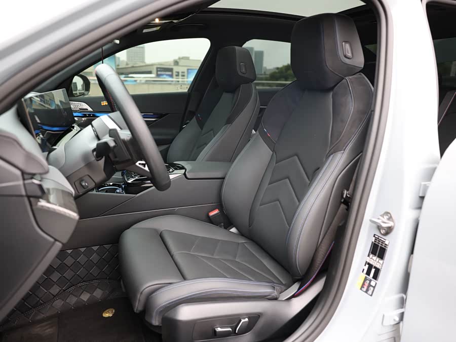 BMW i5 M60 2025 car image #17