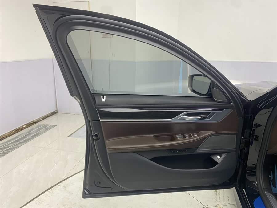 BMW 7 Series 2020 car image #17