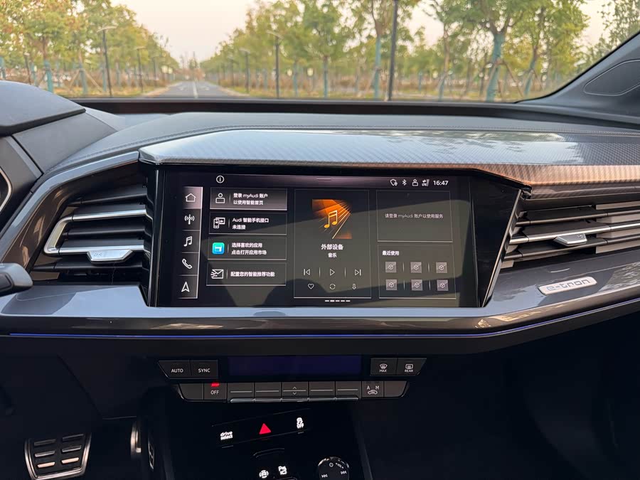 Audi Q4 e-tron 2022 immagine di auto #17