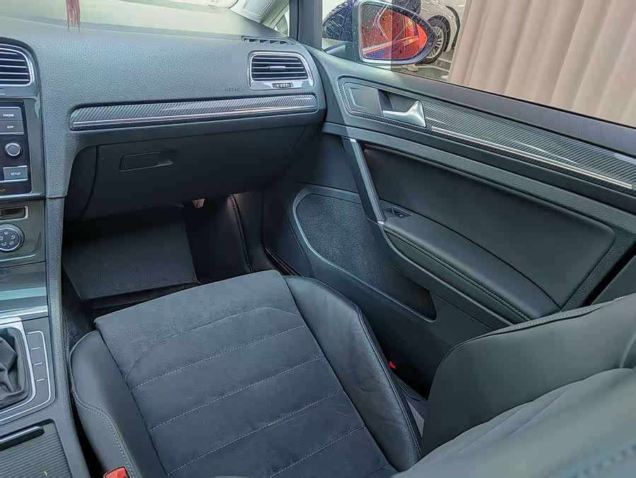Volkswagen Golf 2018 car image #17
