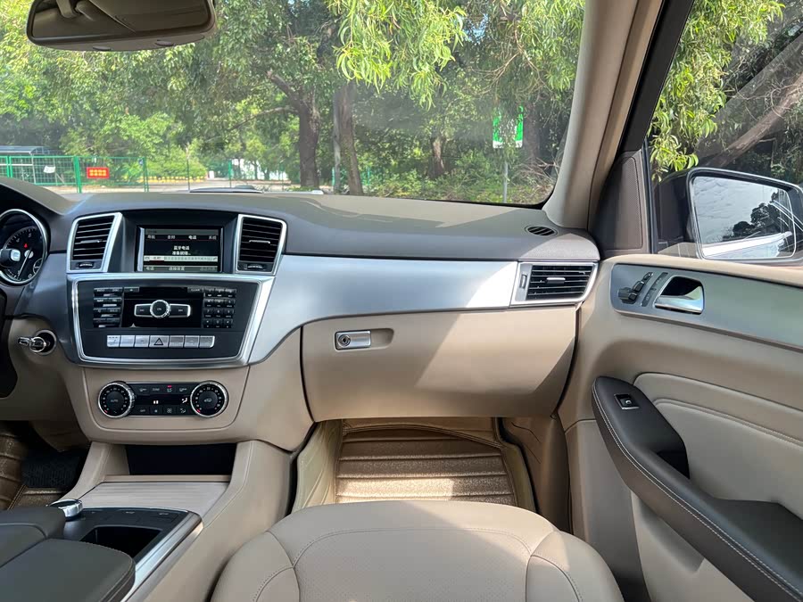 Mercedes-Benz M Class 2015 car image #17