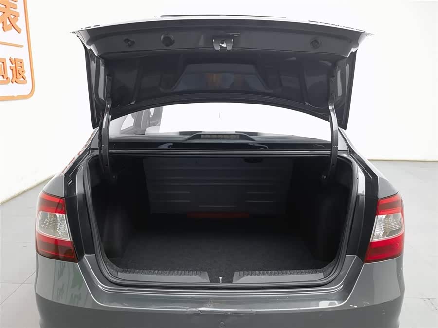 Skoda Rapid 2017 car image #17