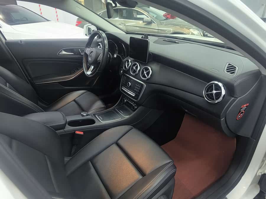 Mercedes-Benz GLA Class 2018 car image #17