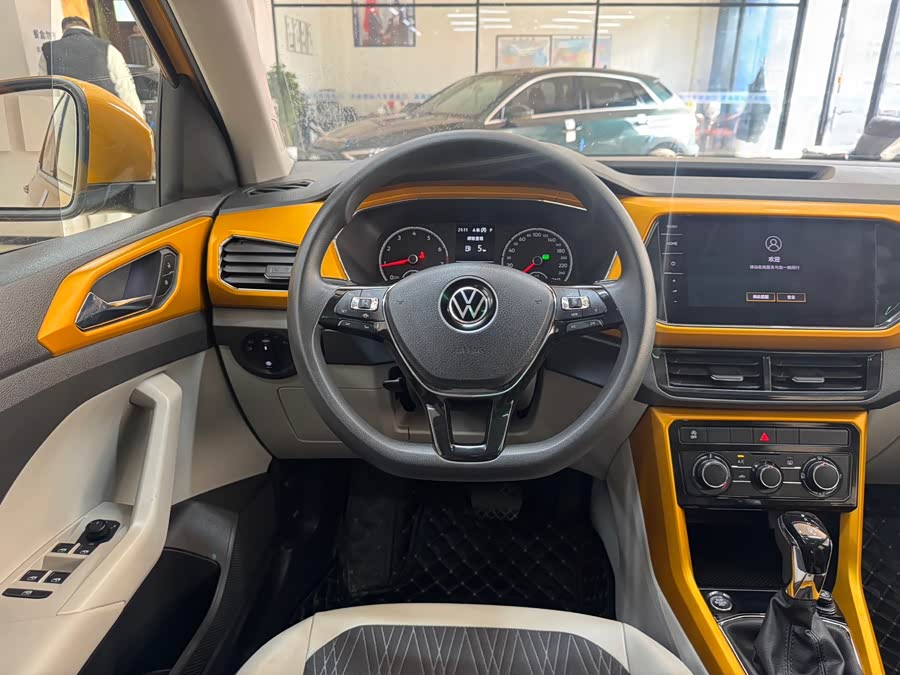 Volkswagen T-Cross 2021 #17 Volkswagen T-Cross 2021 car image #17