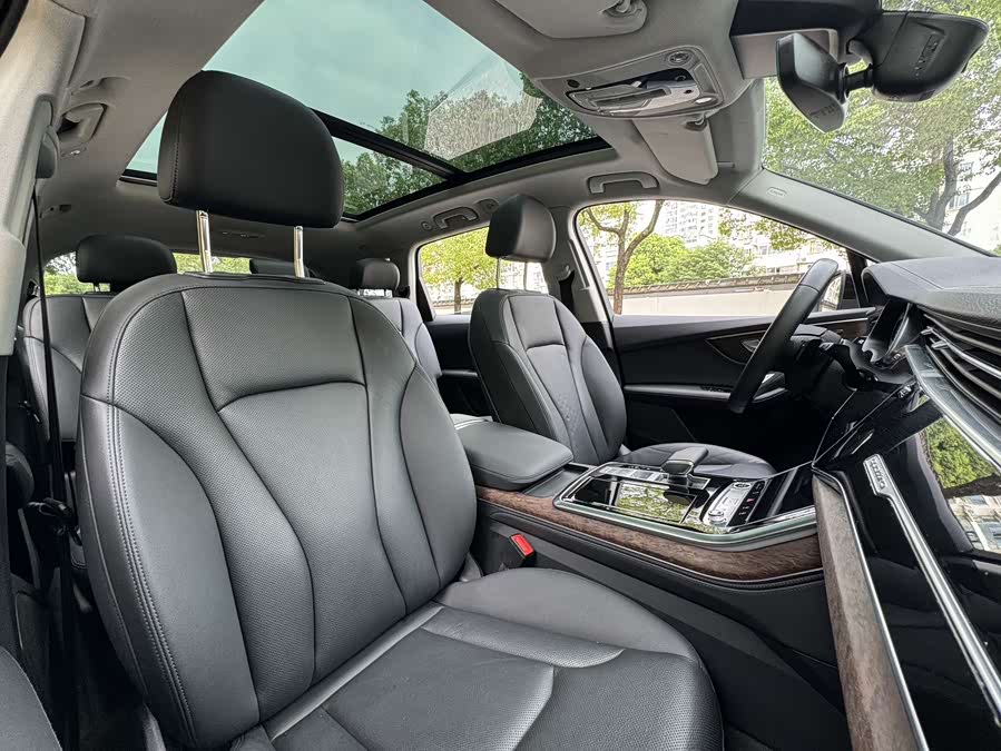 Audi Q7 2023 car image #17