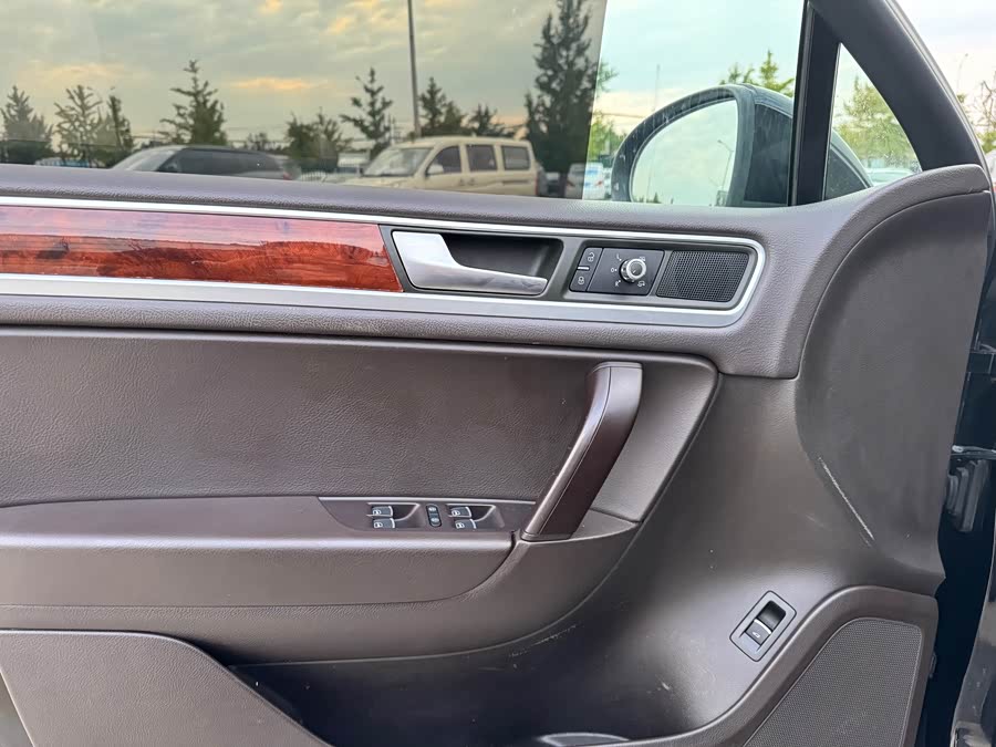 Volkswagen Touareg 2012 car image #17