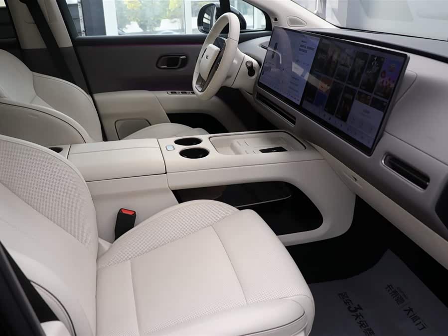 Li i8 2025 image de voiture #17