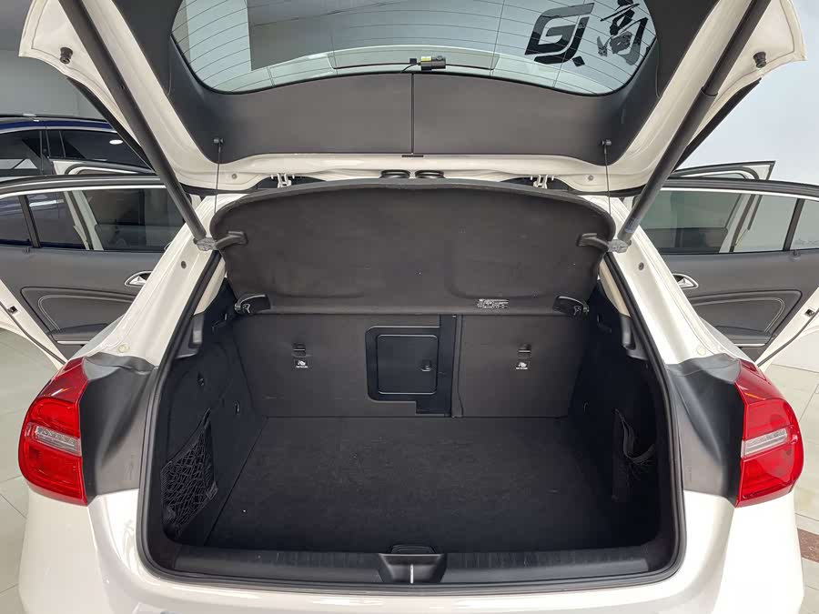 Mercedes-Benz GLA Class 2017 car image #17