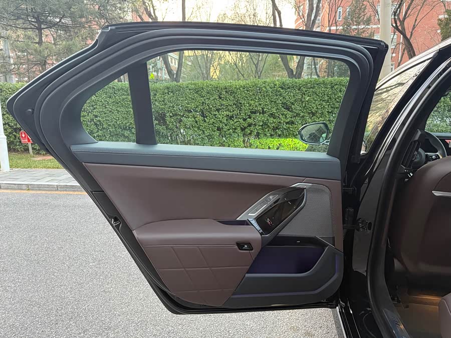 BMW i7 2024 car image #17