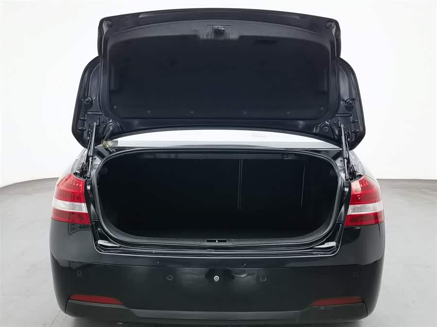 2012 car image #17