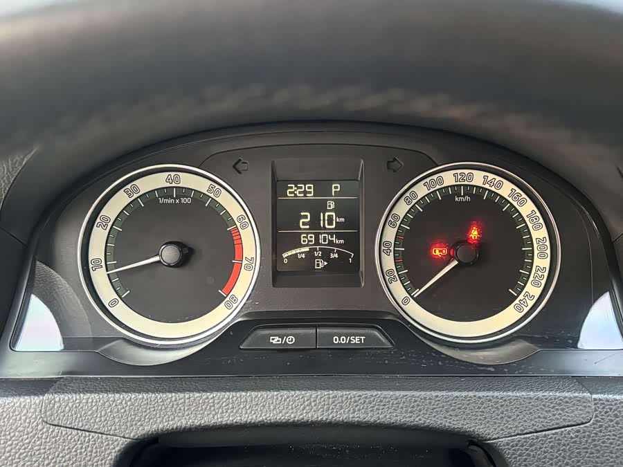 Skoda Rapid 2018 imagen de coche #17