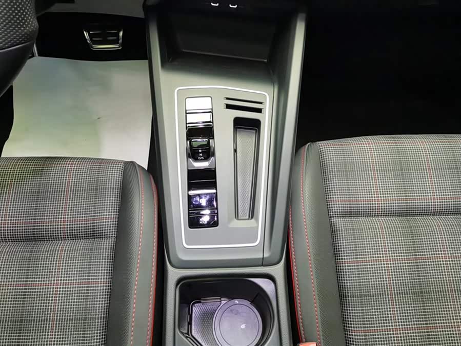 Volkswagen GolfGTI 2023 immagine di auto #17