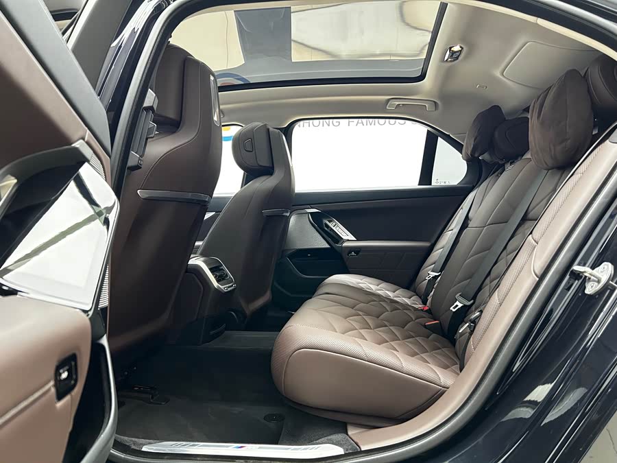 BMW i7 2023 صورة سيارة #17