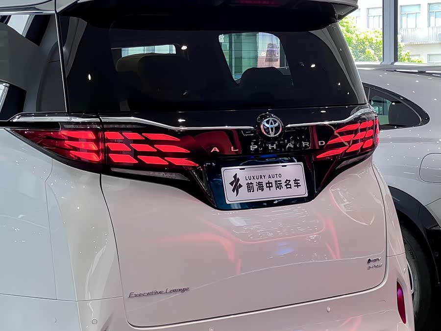 Toyota Alphard car image #17