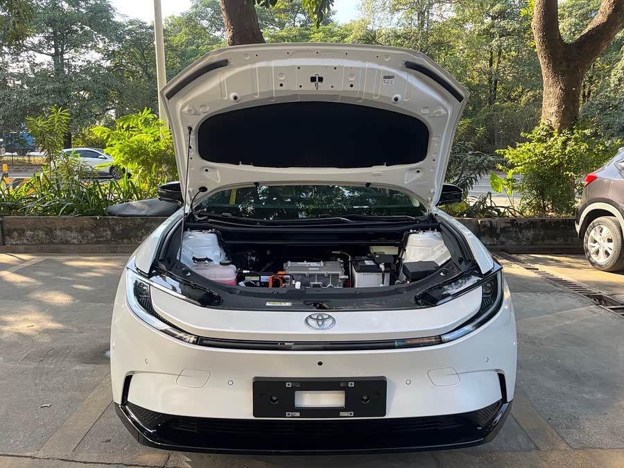 Toyota bZ5 2025 immagine di auto #17