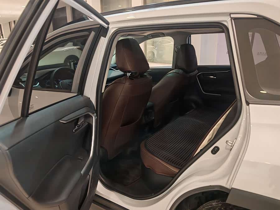 Toyota RAV4 2020 car image #17