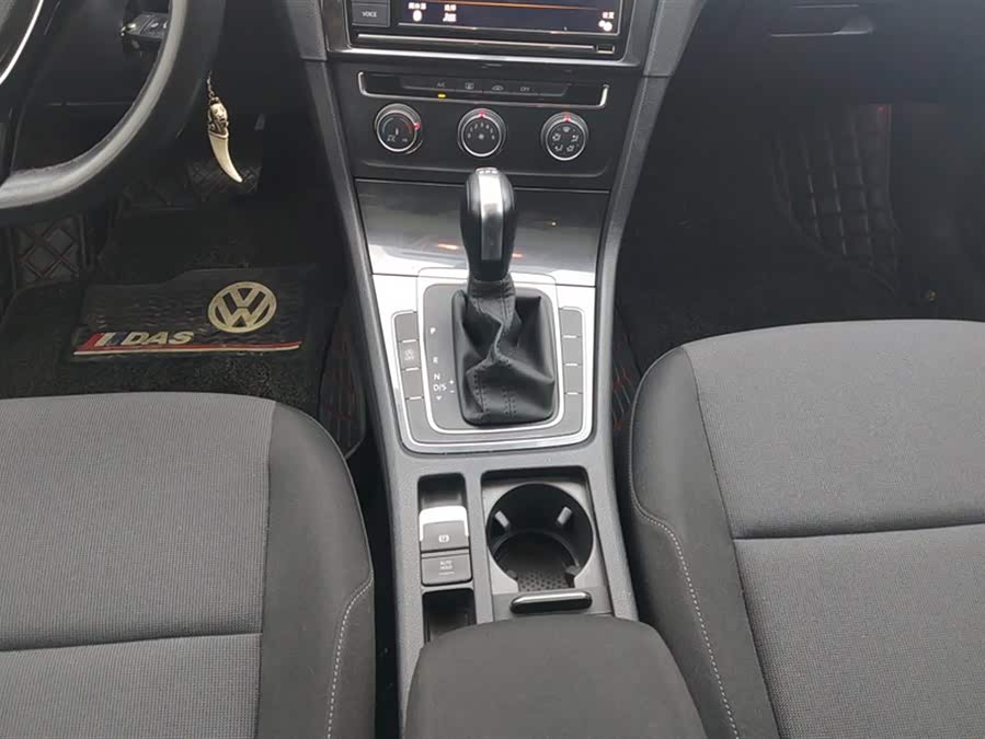 Volkswagen Golf 2020 car image #17