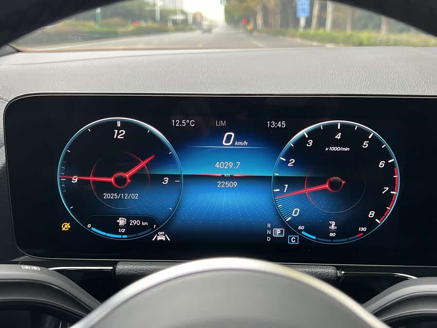 Mercedes-Benz GLA Class 2023 car image #17