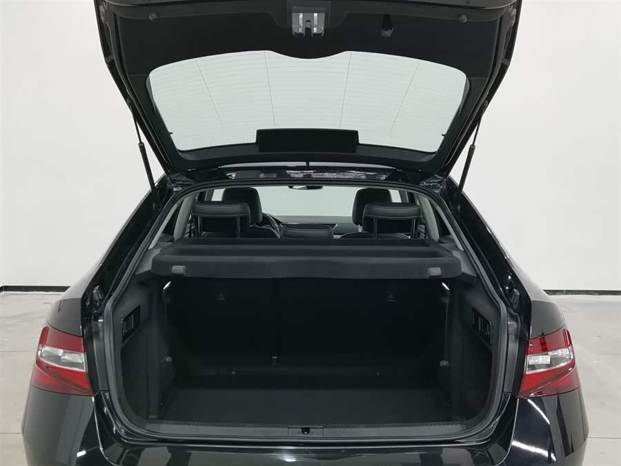 Skoda Superb 2018 car image #17
