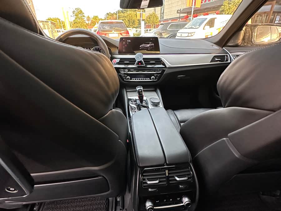 BMW M5 2019 car image #17