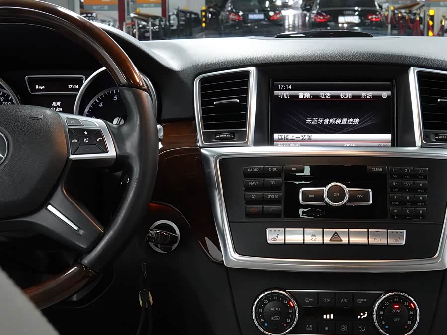 Mercedes-Benz M Class 2012 car image #17