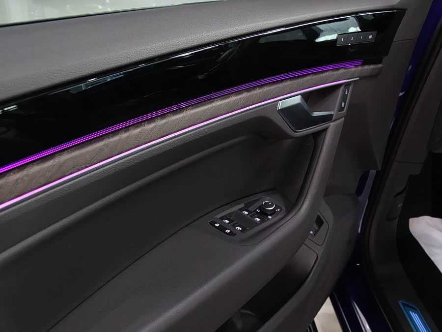 Volkswagen Touareg 2023 car image #17