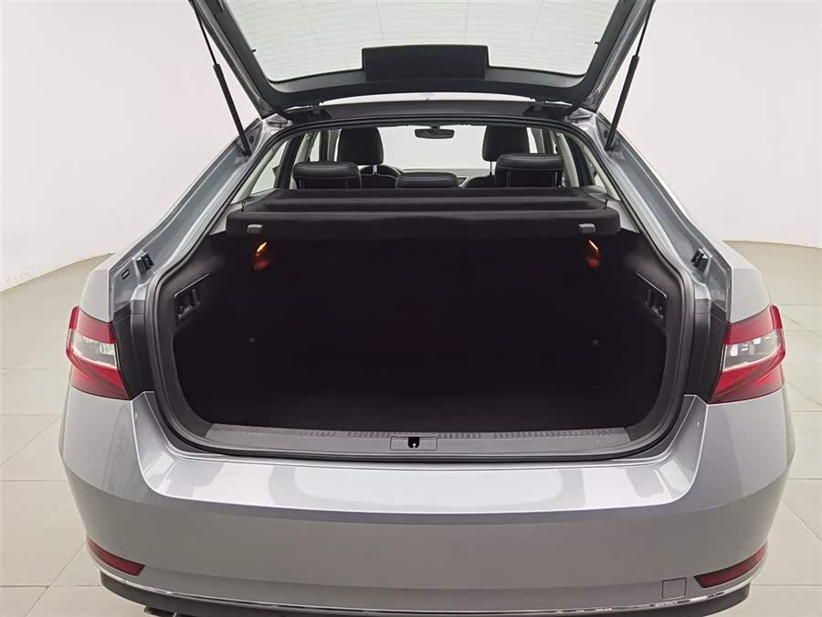 Skoda Superb 2017 car image #17