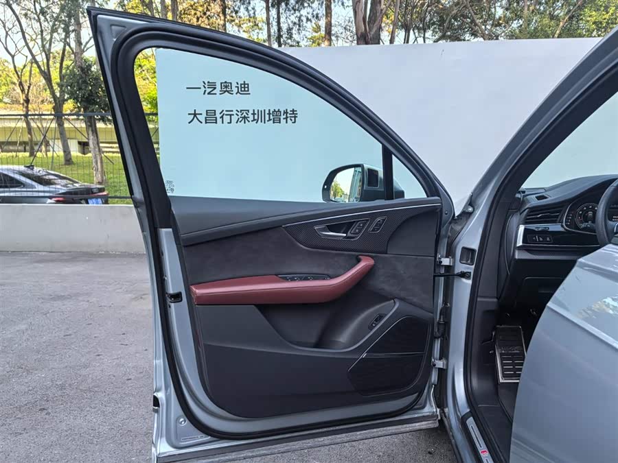 Audi SQ7 2024 car image #17