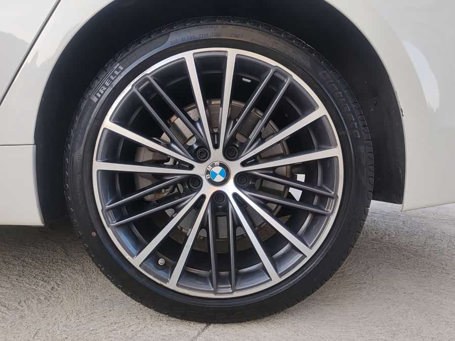 BMW 5 Series 2020 car image #17