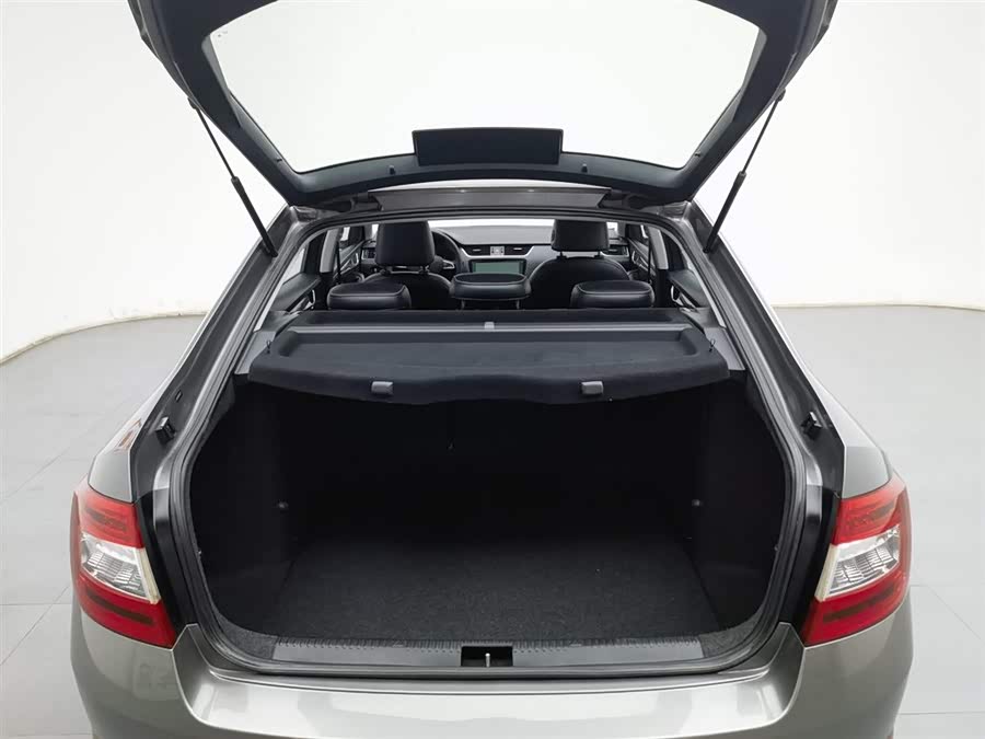 Skoda Octavia 2011 car image #17