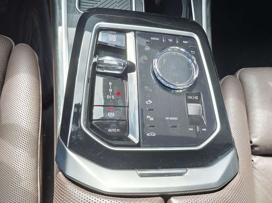 BMW 7 Series 2024 car image #17