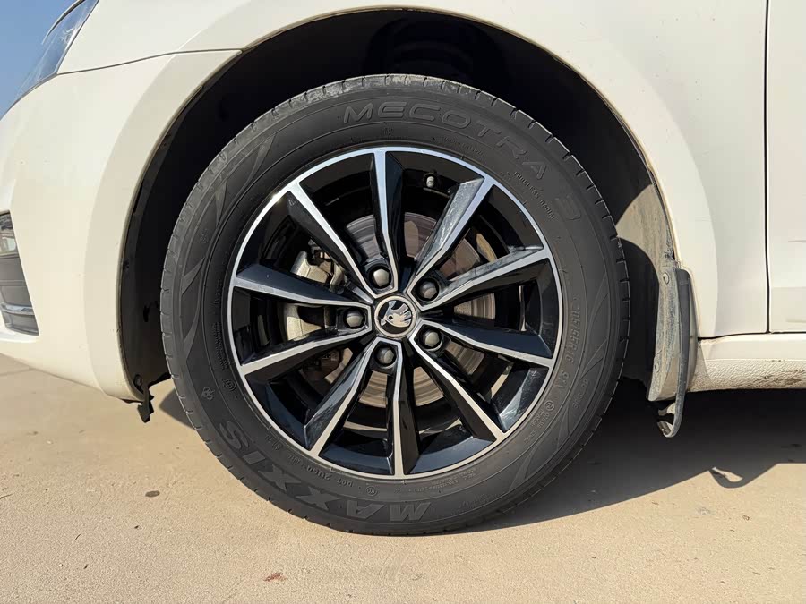 Skoda Octavia 2017 car image #17